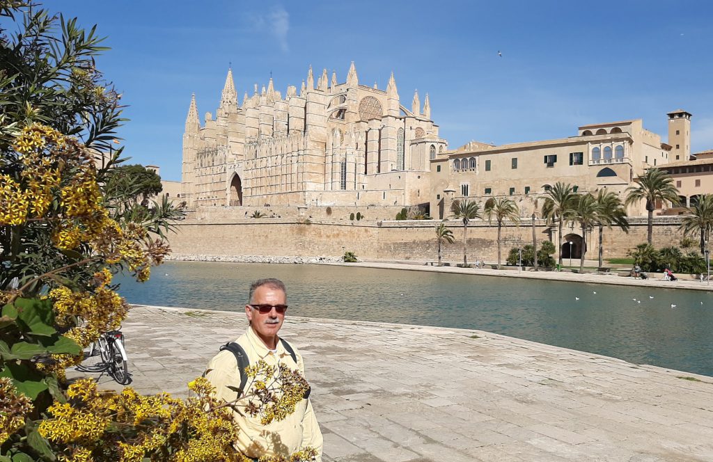 Gundolf vor der Kathedrale in Palma